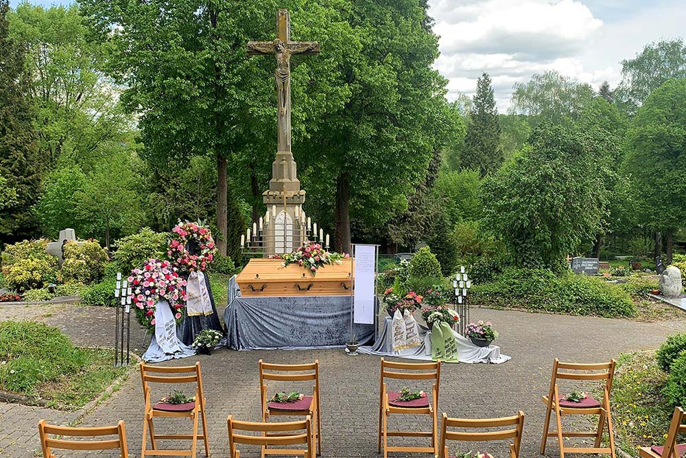 Abschied - Ort Much, Friedhof